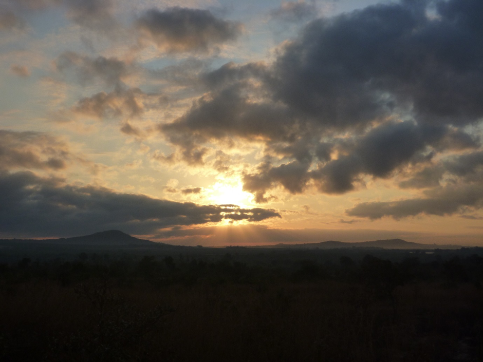Enkele zonnestralen breken door het donkere wolkendek boven de armste regio van Zuid-Afrika.